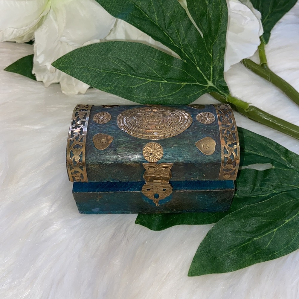 Vintage Trinket Little Wooden Jewelry Box Brass Details - Picture 8 of 15